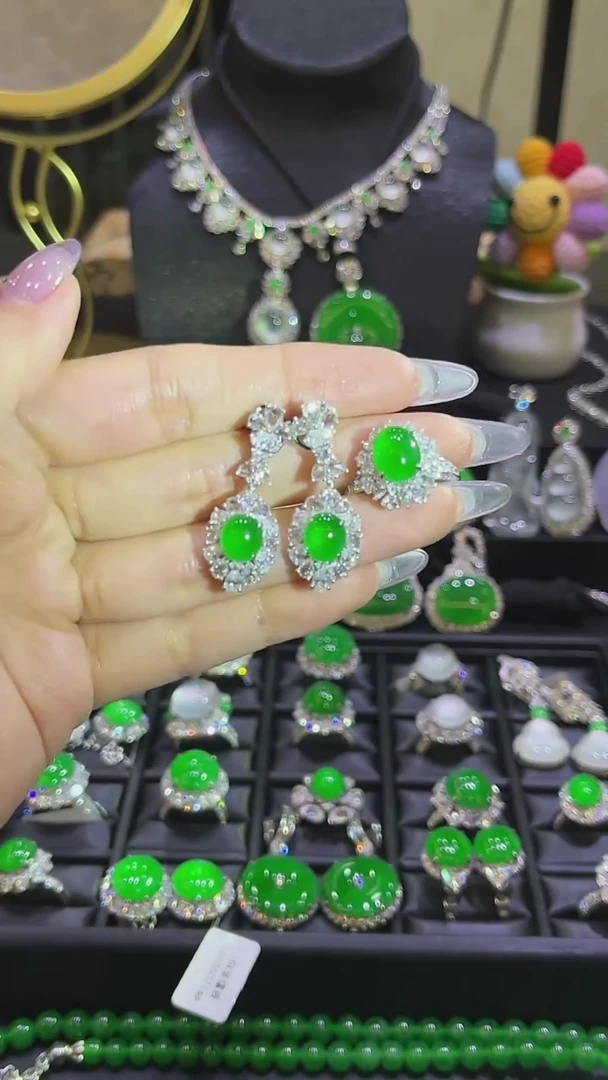 18K金镶嵌戒指翡翠戒指耳坠两件套