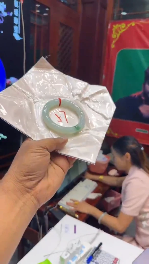 翡翠手镯未镶嵌手镯