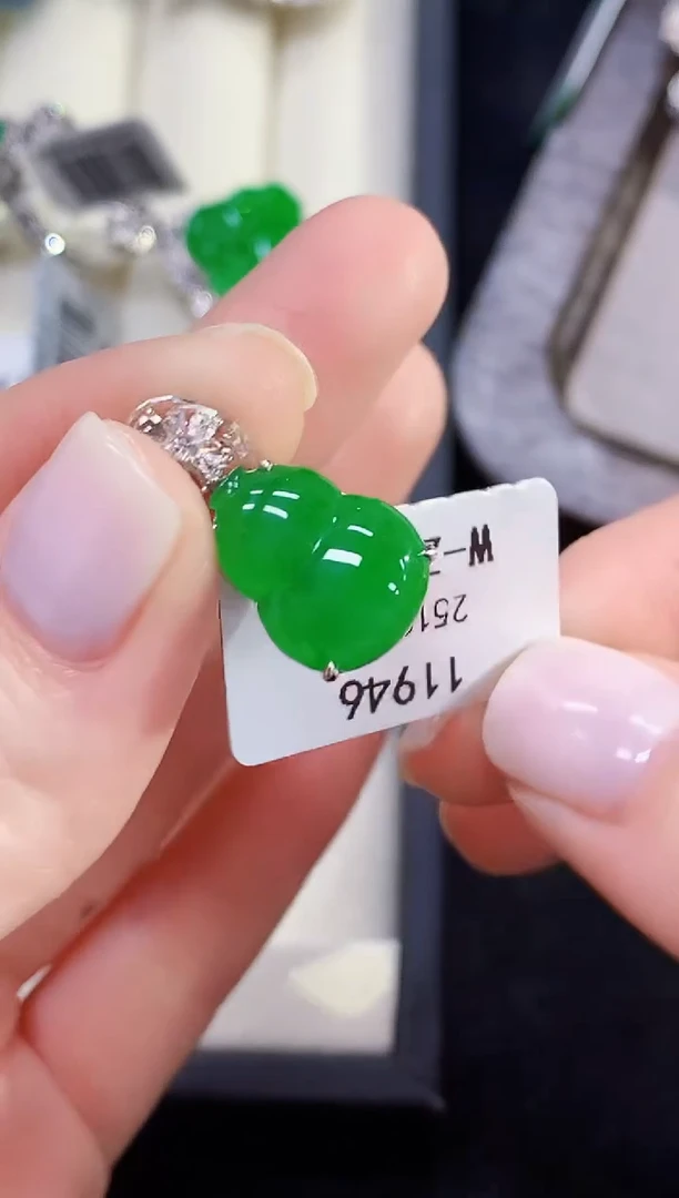 吊坠(不含链)18K金镶嵌翡翠多样性发货其一