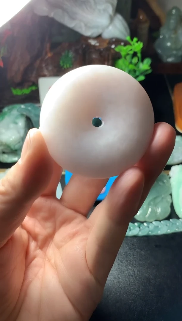 颈饰未镶嵌翡翠执****?平安扣