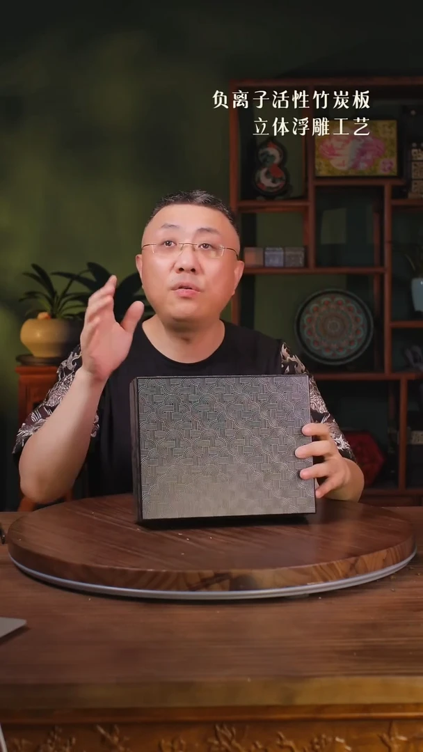 壹藏贰宝万字纹饼盒