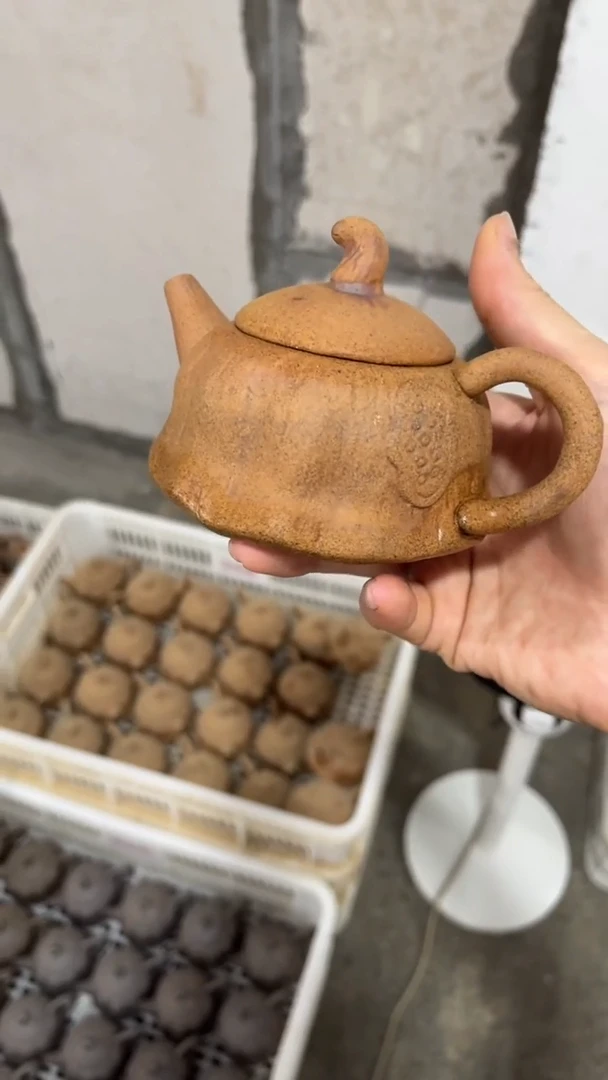 莲蓬壶  微瑕 晃盖等 不退换茶壶 保证可以使用 其他不包
