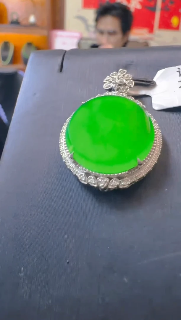 吊坠(赠链)18K金镶嵌翡翠天然A货翡翠