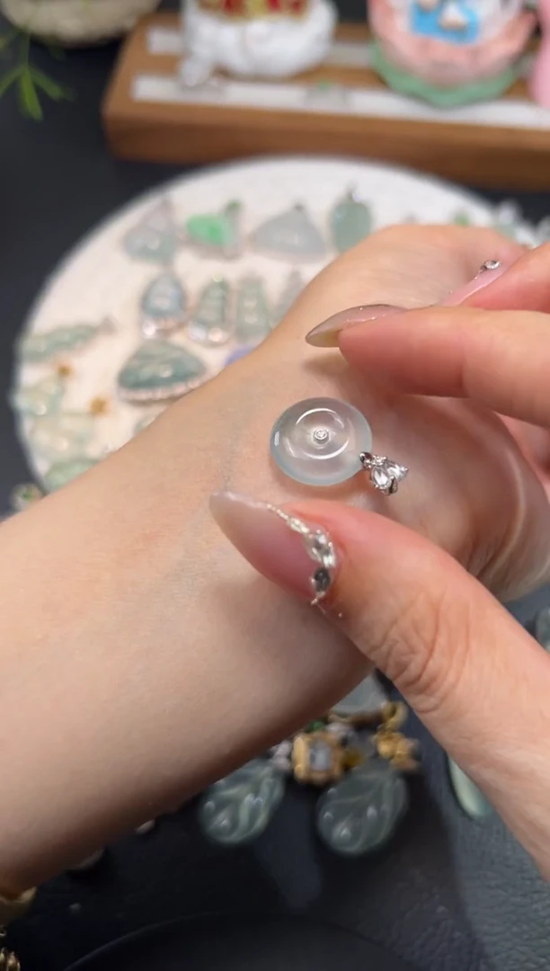 颈饰18K金镶嵌翡翠源头直播间