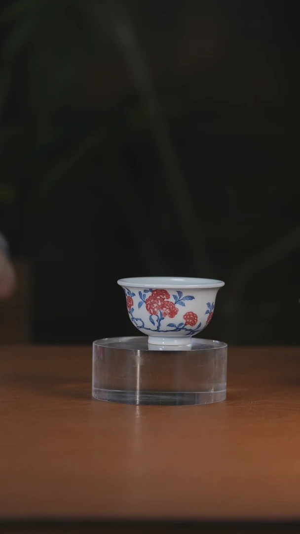 青花釉里红花卉压手杯