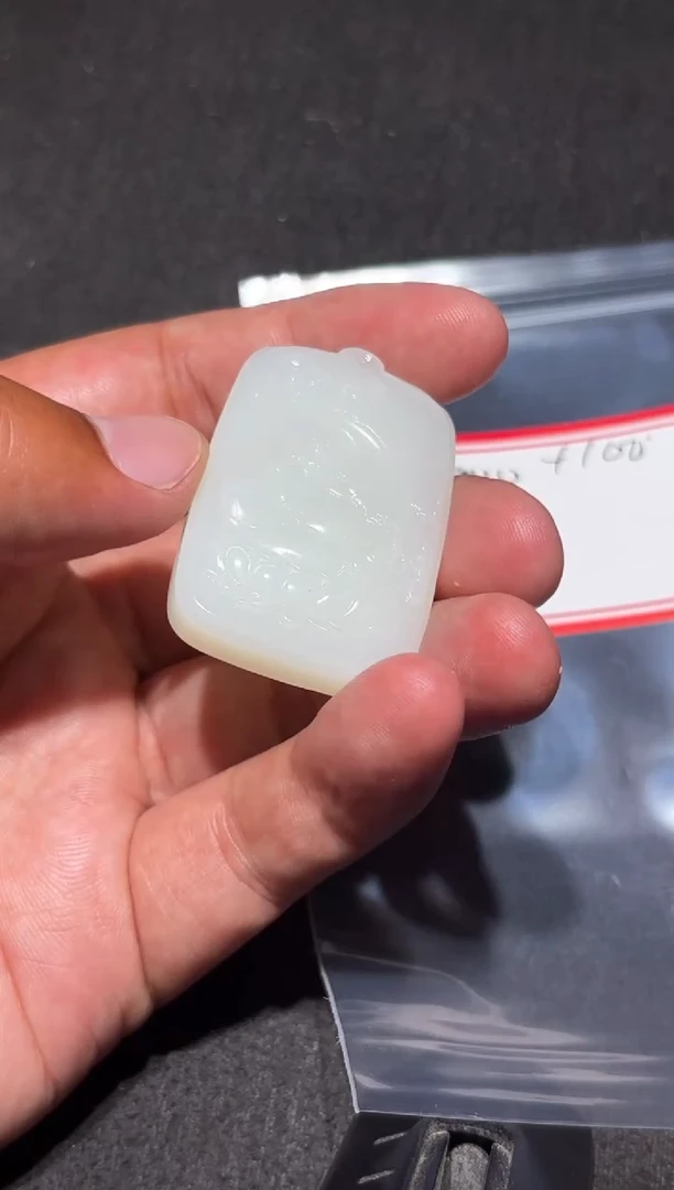 未镶嵌和田玉（糖玉）挂件和田玉