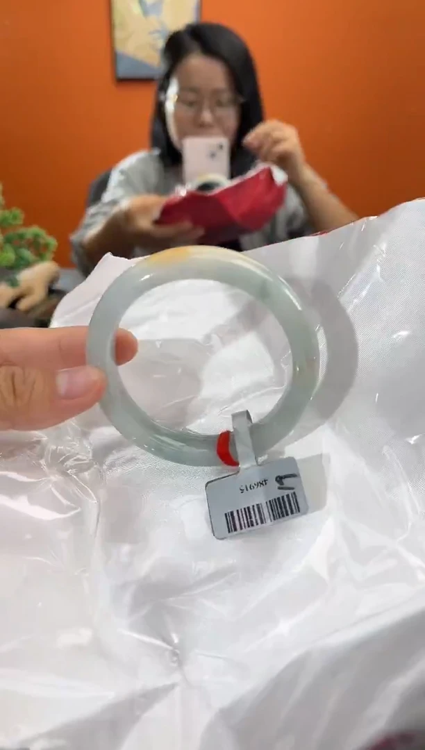 翡翠手镯未镶嵌翡翠手镯