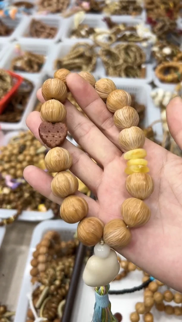 蜜蜡吊坠(赠链)未镶嵌diy猴头卡16mm左右拉丝屁桃 设计款手持