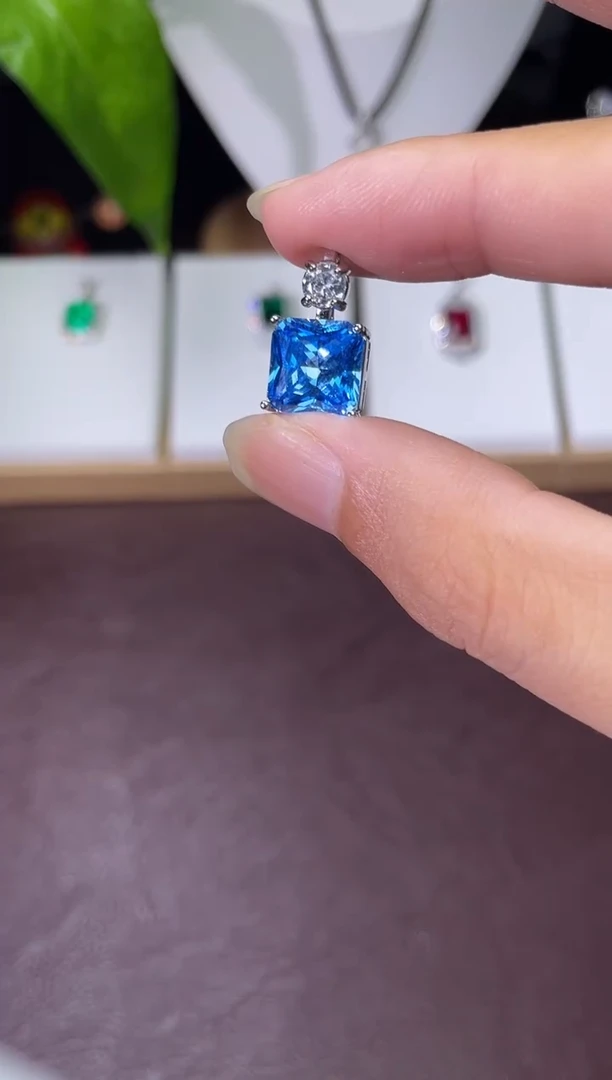 合金颈饰合成钻石蓝宝吊坠