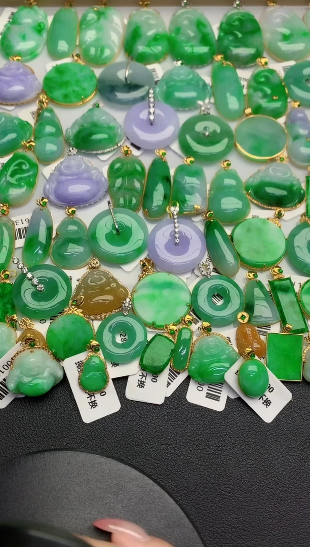 翡翠18K金镶嵌颈饰缅甸天然翡翠A货