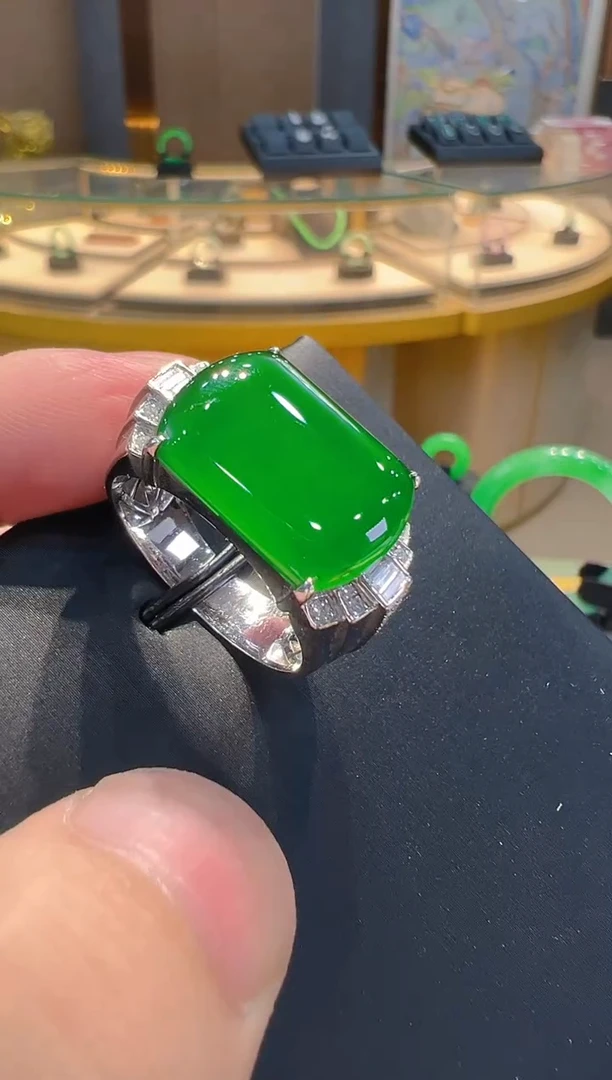 翡翠戒指18K金镶嵌