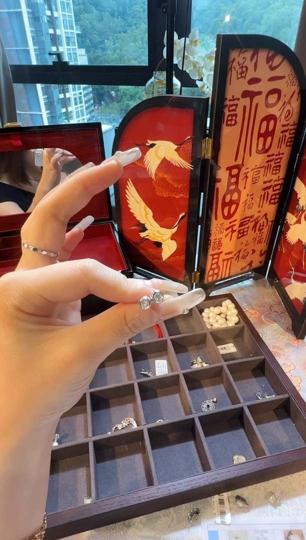 耳饰18K金镶嵌钻石耳饰