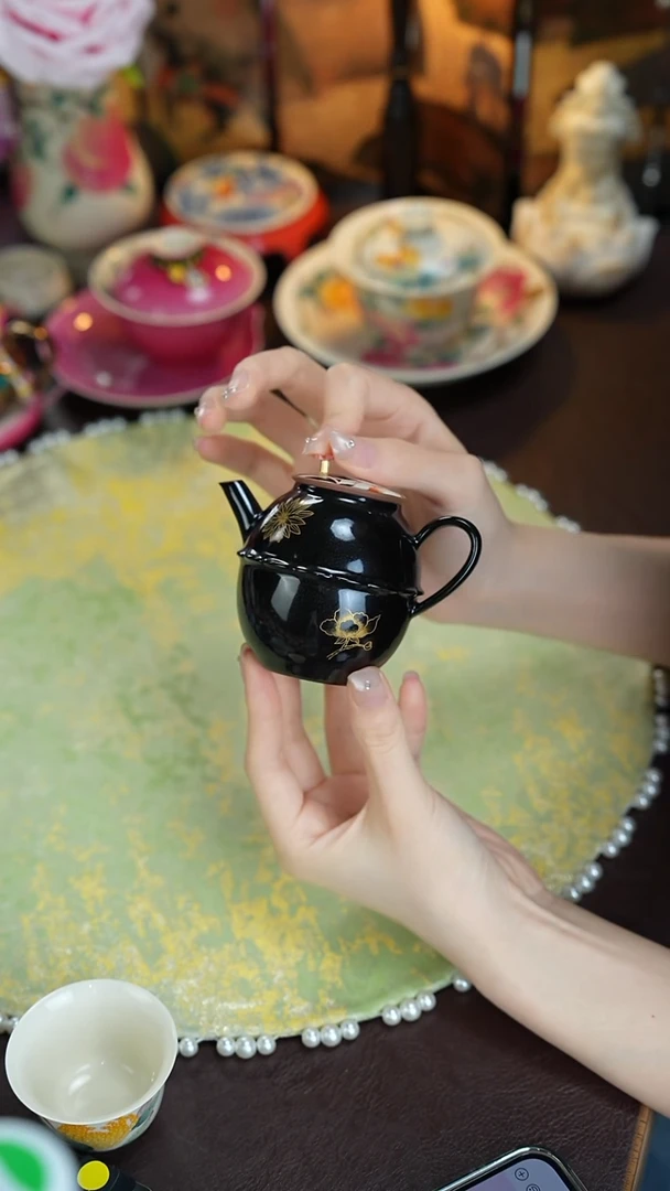 景德镇手工手绘三秋月粉彩紫砂壶