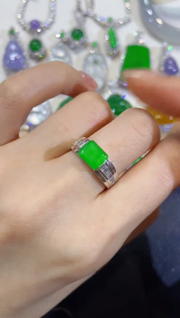 颈饰18K金镶嵌翡翠团购10