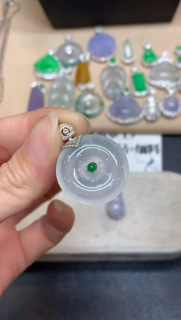 颈饰18K金镶嵌翡翠平安扣【无服务费