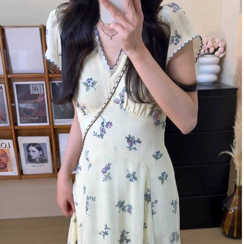 甜美初恋蓝花花短袖连衣裙2025夏季设计感收腰百搭V领长裙