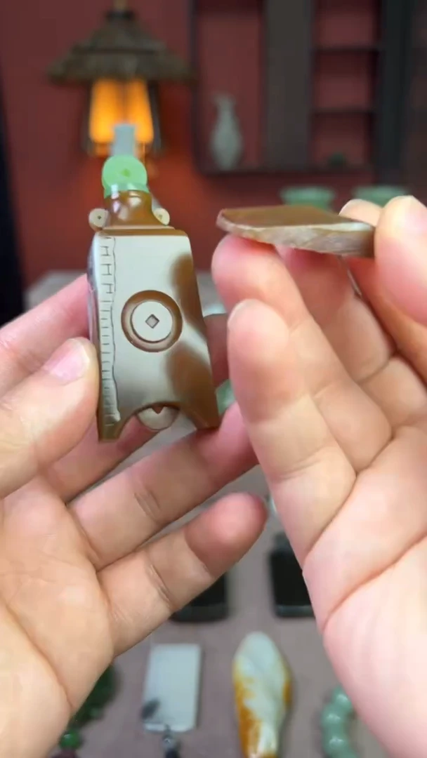 和田玉未镶嵌颈饰天****字糖料鼻烟壶