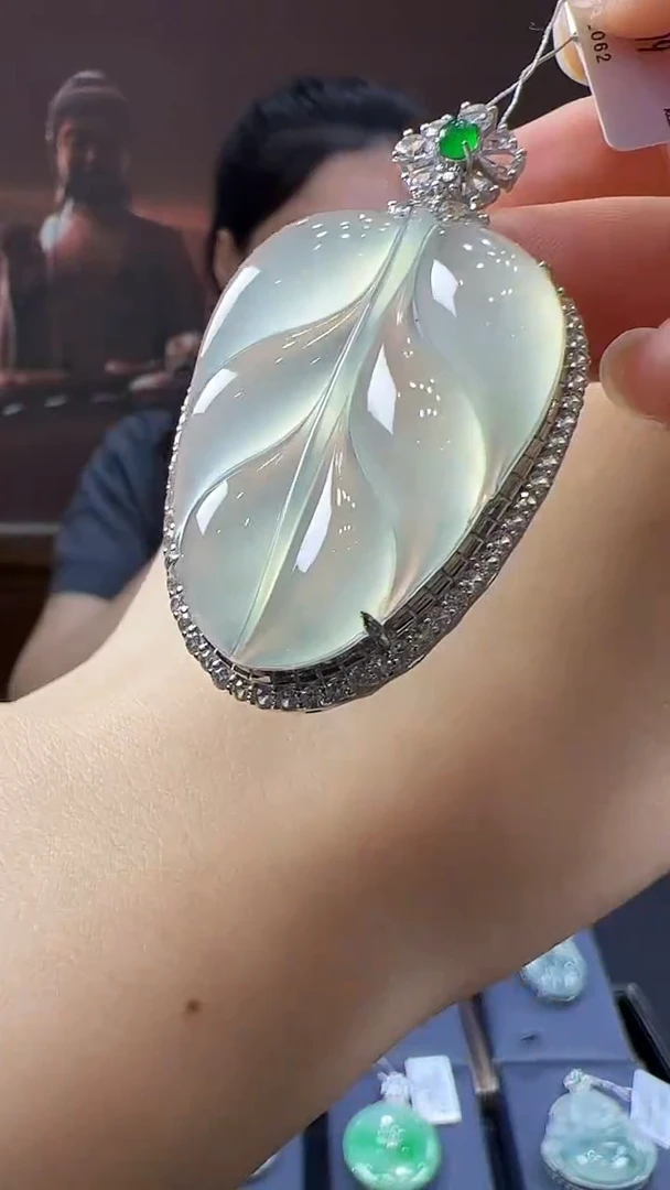 18K金镶嵌挂件翡翠叶子