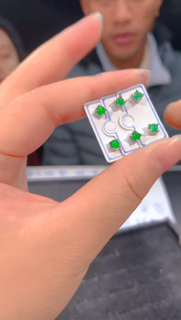 【闪购商品】定制翡翠未镶嵌10定制翡翠，多样性发货（发其一）