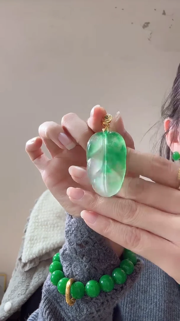 颈饰未镶嵌石英质玉飘花大叶子