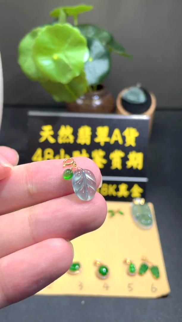 颈饰18K金镶嵌翡翠翡翠A货
