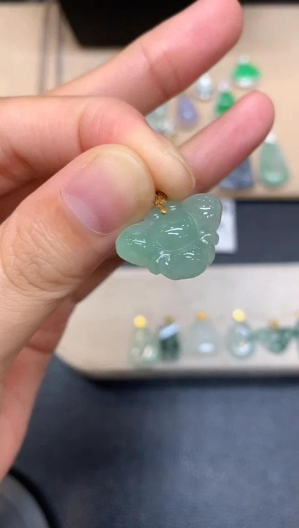 颈饰18K金镶嵌翡翠蝴蝶【无服务费