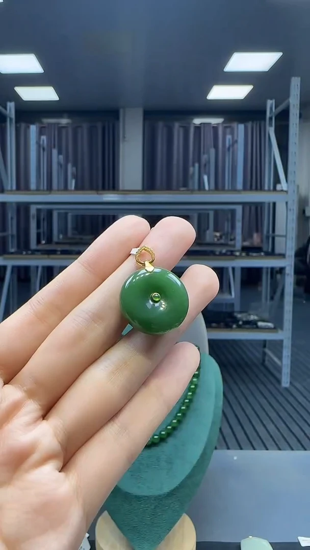 18K金镶嵌和田玉挂件1