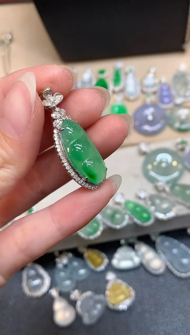 颈饰18K金镶嵌翡翠福豆【无服务费