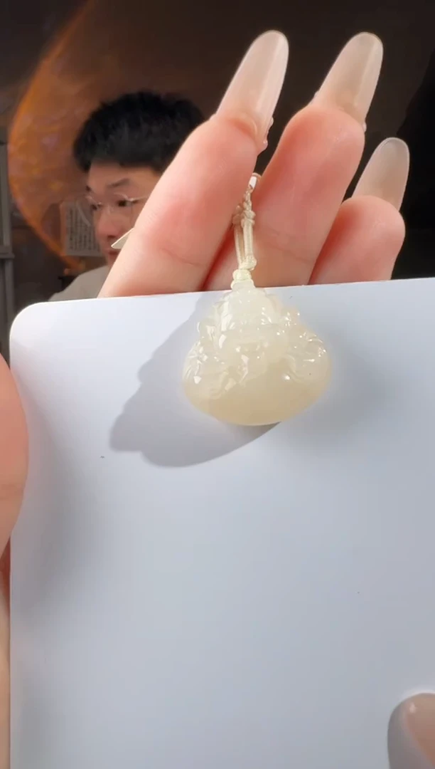 和田玉未镶嵌颈饰财神 p