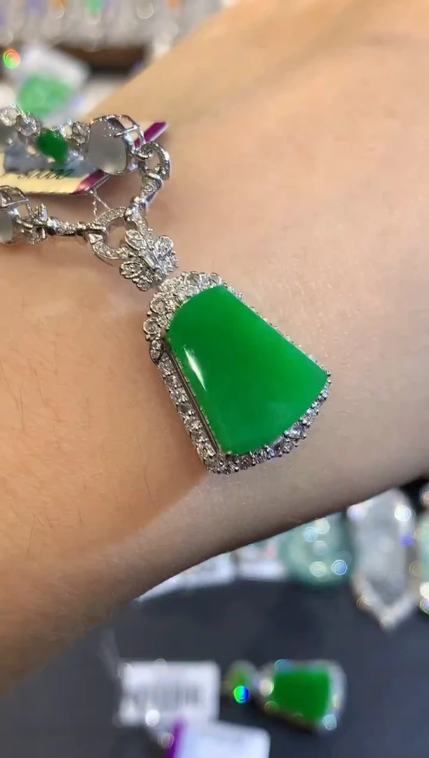 吊坠(不含链)18K金镶嵌翡翠多样性发其一