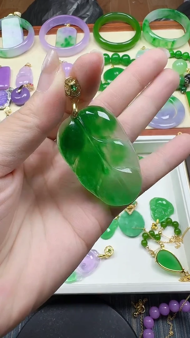 颈饰未镶嵌翡翠飘花大胖叶子