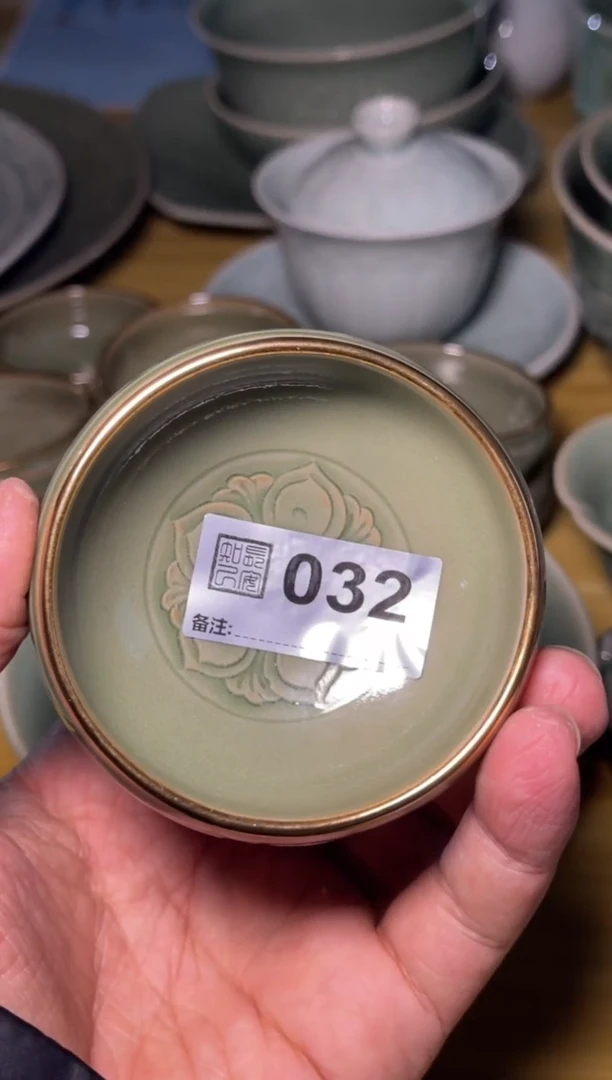 瑕疵「032号」内外双刻莲瓣金钵1只