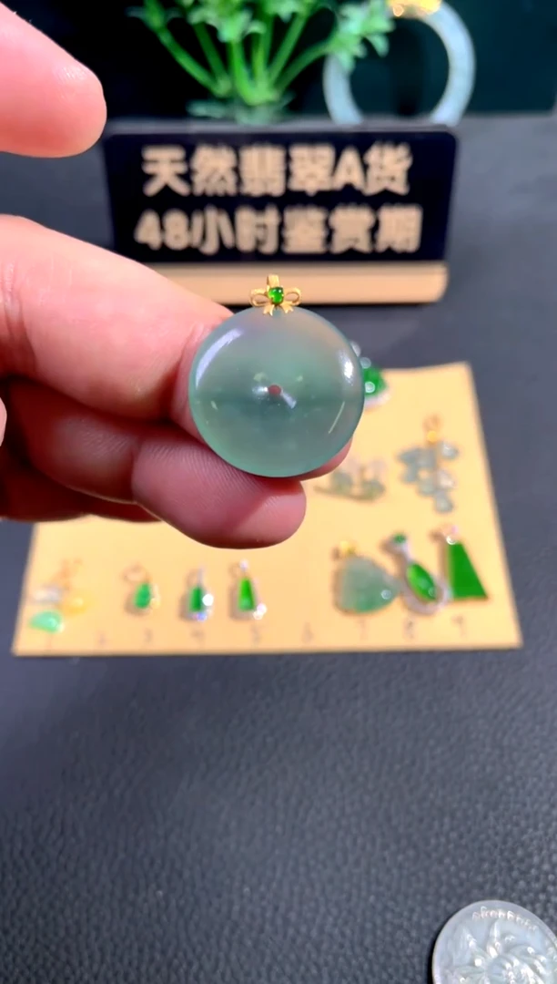 颈饰18K金镶嵌翡翠翡翠