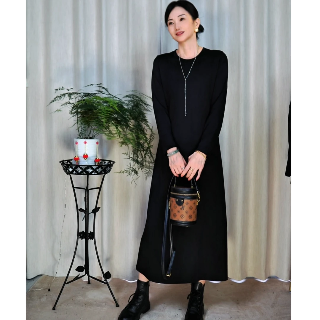 2025秋冬极简风连衣裙百搭宽松中长款加厚长袖半高领打底小黑裙