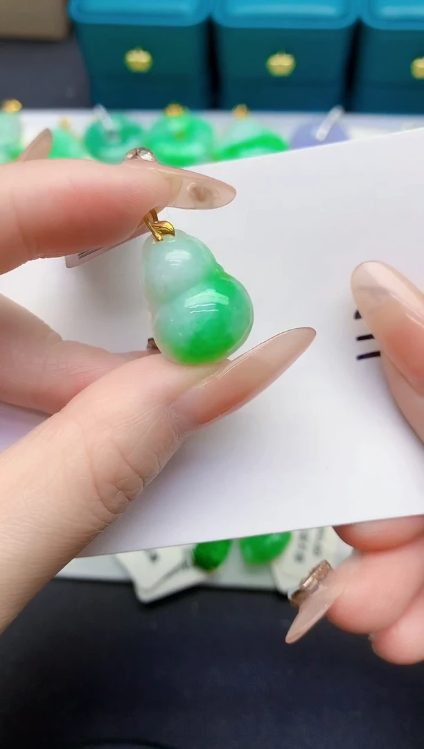 颈饰18K金镶嵌翡翠缅甸天然翡翠A货