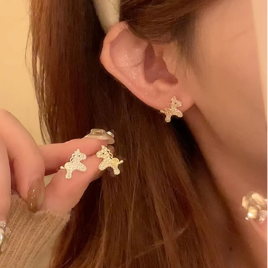 铜合金锆石耳饰 秋冬气质马上有米耳钉女精致百搭生肖马耳环耳饰