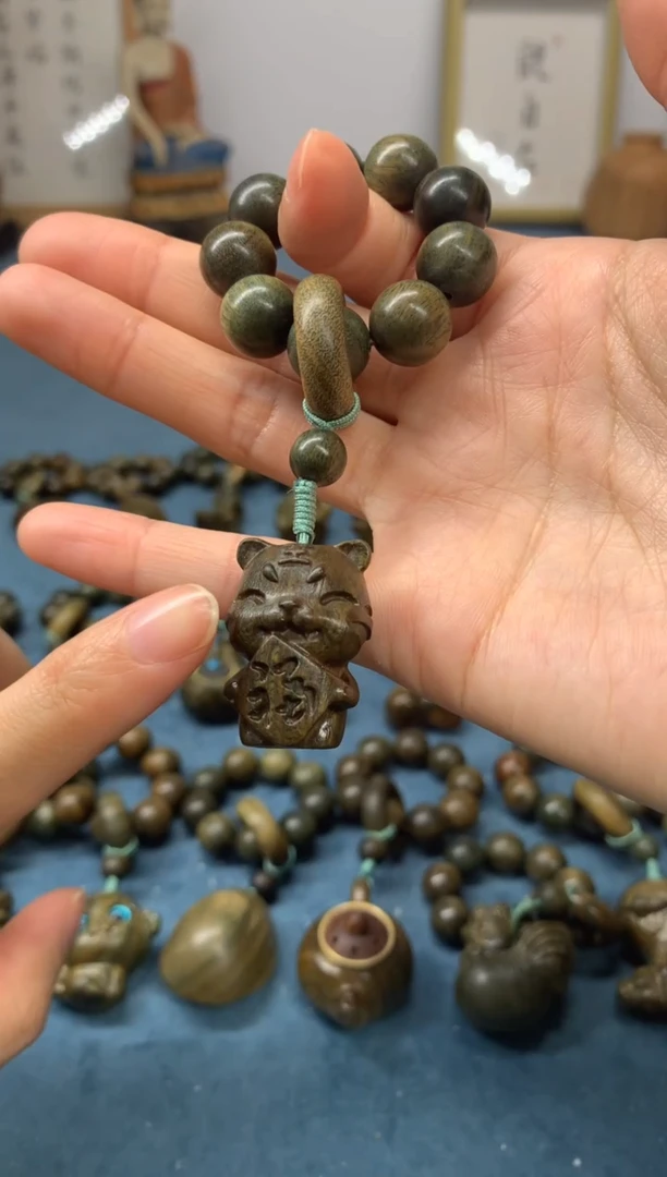 【闪购商品】维腊木（绿檀）把件小福虎 盘玩件
