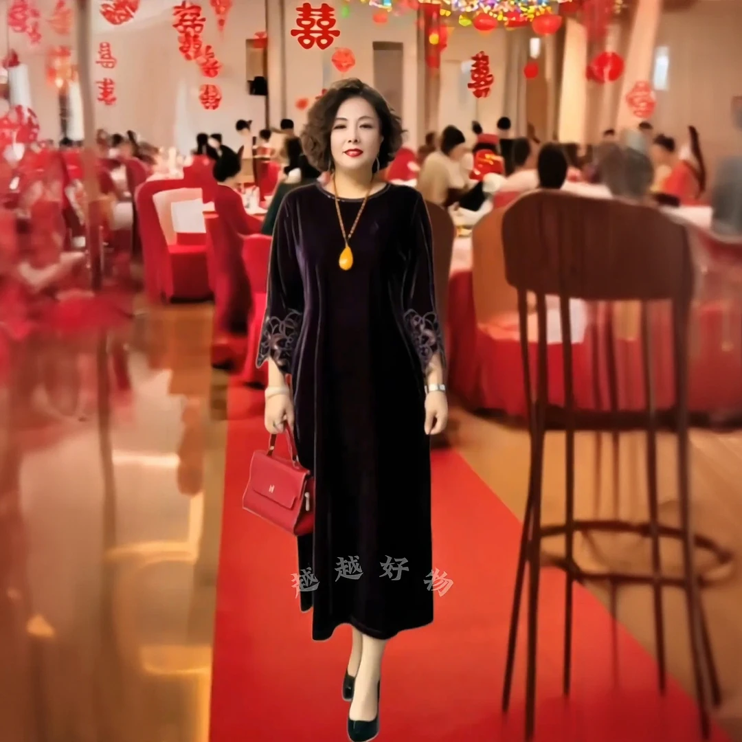 9090妈妈秋冬新款圆领刺绣连衣裙丝绒宽松大码遮肉过膝打底裙100