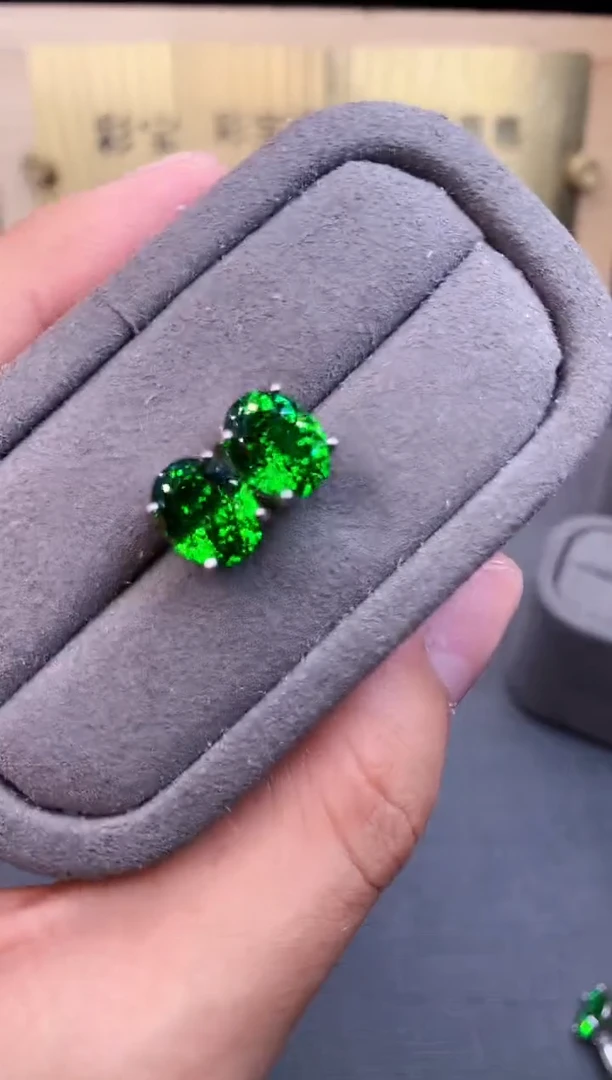 银S925镶嵌耳饰石榴石（沙弗莱）2222