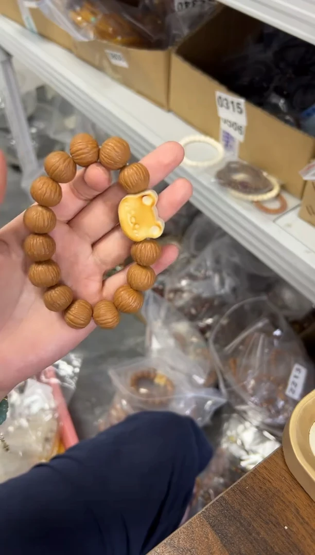 猴头核桃手串原皮凤羽猴头小黄熊款手串[0107]