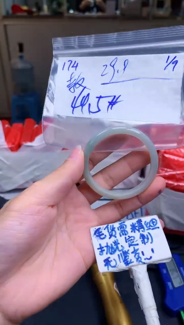 未镶嵌定制翡翠教****鼠174毛货需精细抛光手镯拍一发一