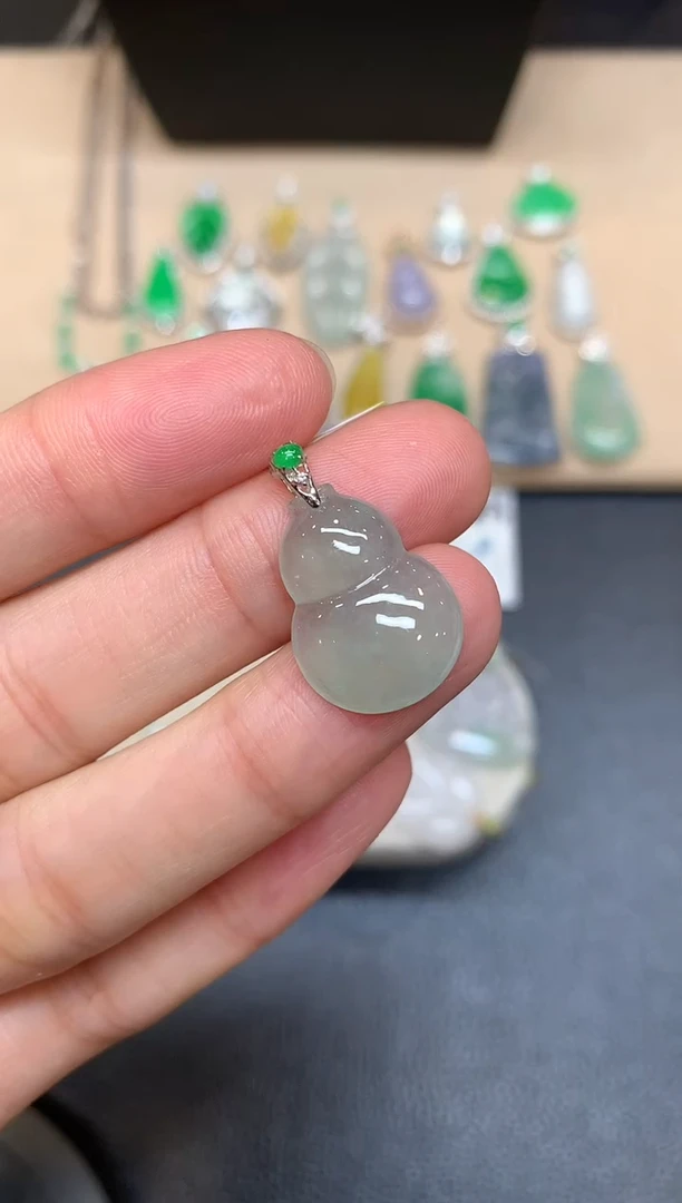 颈饰18K金镶嵌翡翠葫芦【无服务费