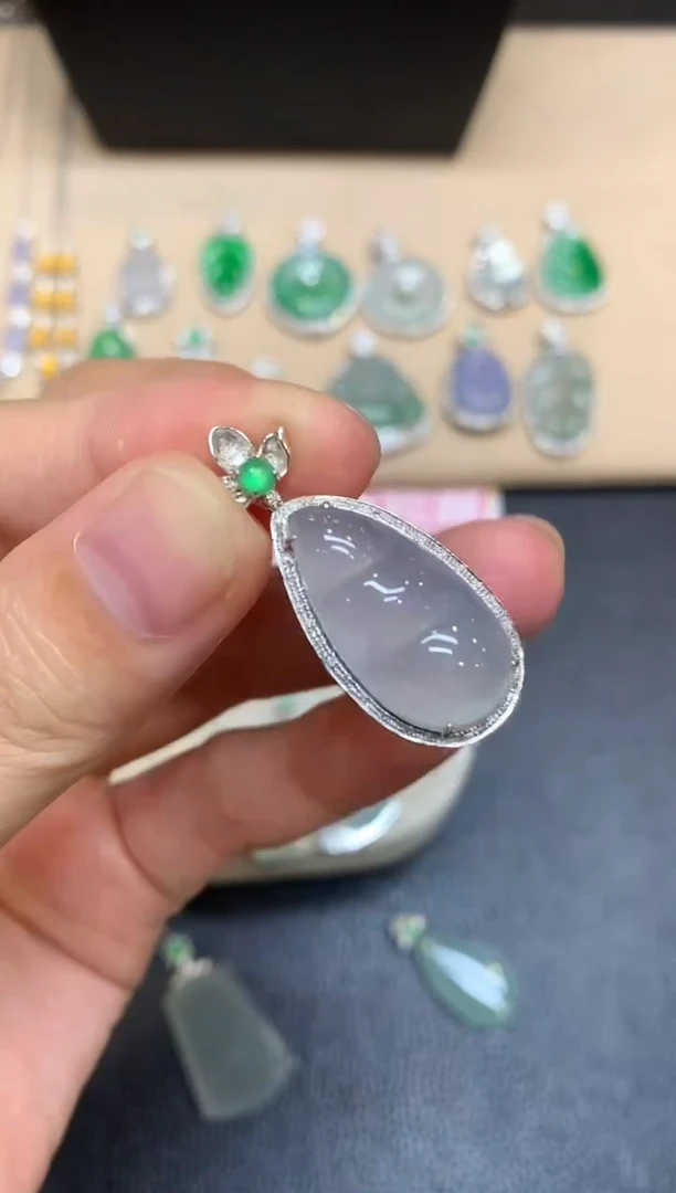 颈饰18K金镶嵌翡翠福豆【无服务费【48小时鉴赏期】