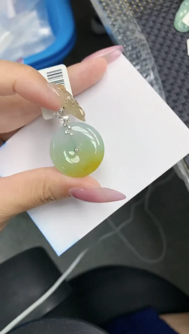翡翠18K金镶嵌颈饰1111111111