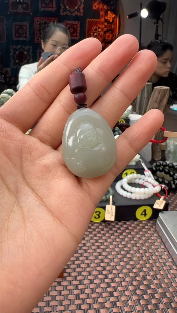 吊坠(赠链)未镶嵌和田玉且末料青白玉吊坠