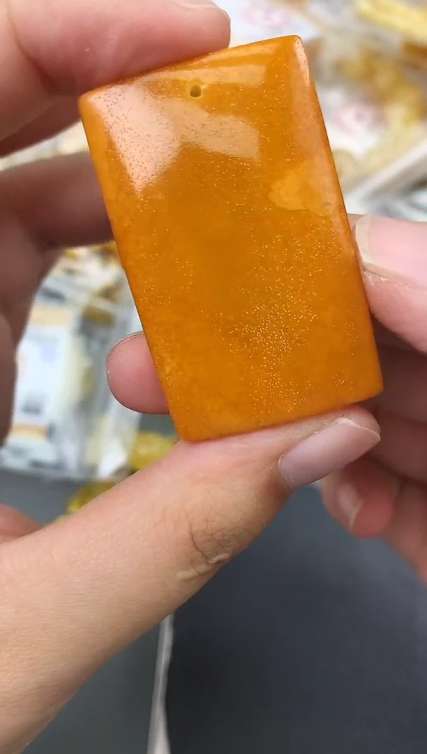 未镶嵌琥珀珠宝奇石90