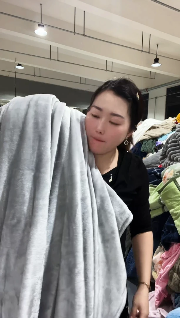 混纺主播手上展示的产品
