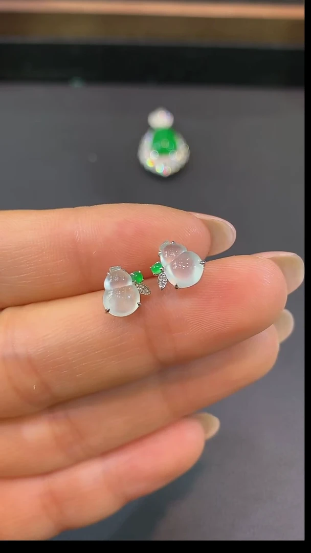 18K金镶嵌翡翠耳饰耳钉