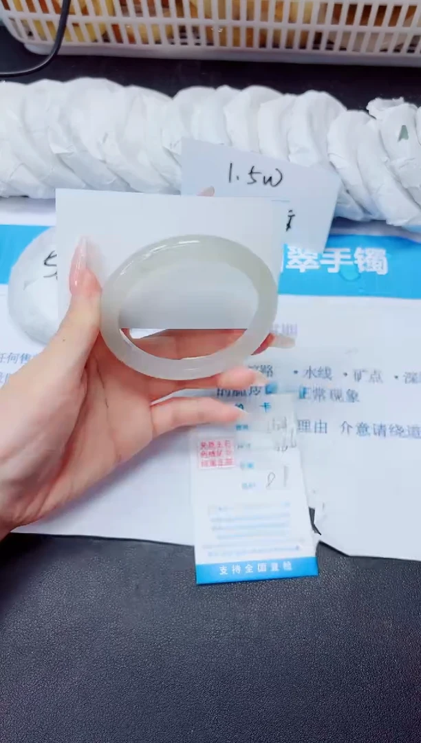 石英质玉手镯未镶嵌168/58.6