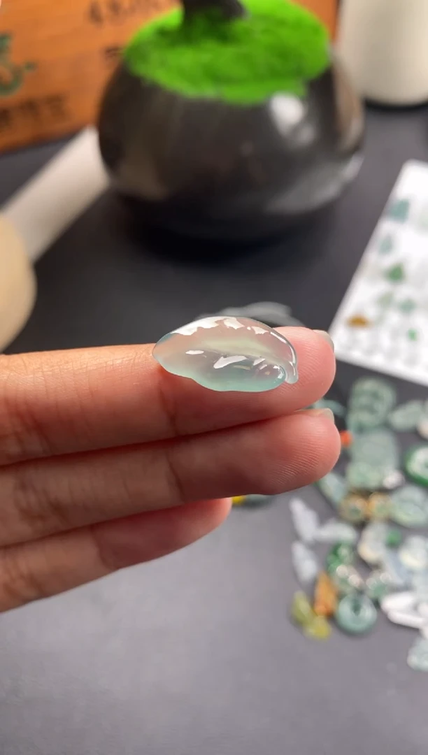 颈饰未镶嵌翡翠冰种裸石